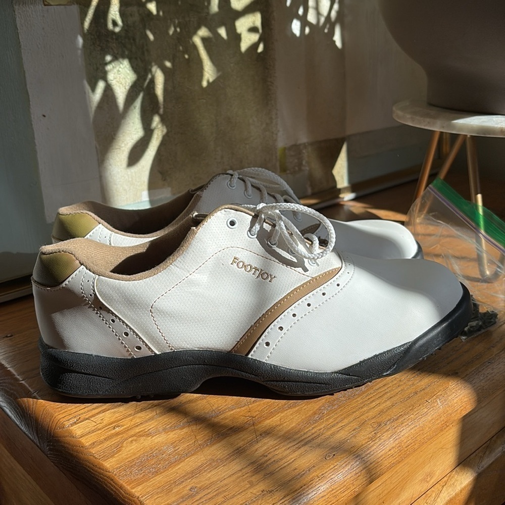 🎲 FootJoy GreenJoys 48762. Tan and white golf shoes. - Picture 3 of 10
